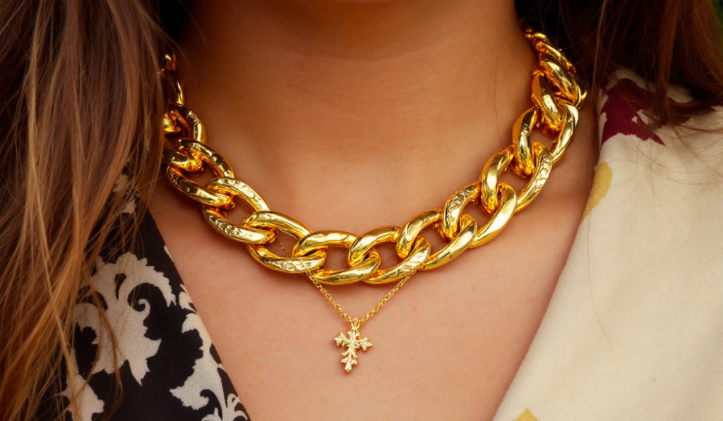 Gold-Chunky-Chains-1024x597 Impressive Gold Jewelry Pieces Every Woman Should Own in 2025